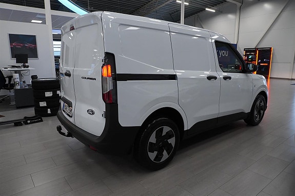 Ford Transit Courier 9 of 13
