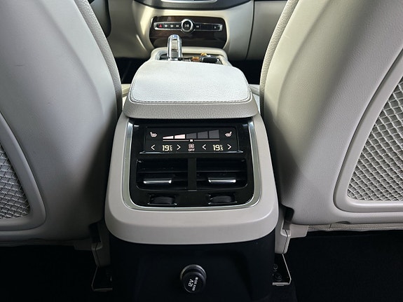 Volvo XC90 17 of 22