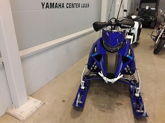 Yamaha MOUNTAIN MAX 800 ES 2 of 2