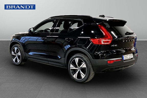 Volvo XC40 2 of 5