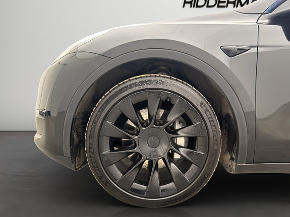 Tesla Model Y 22 of 27