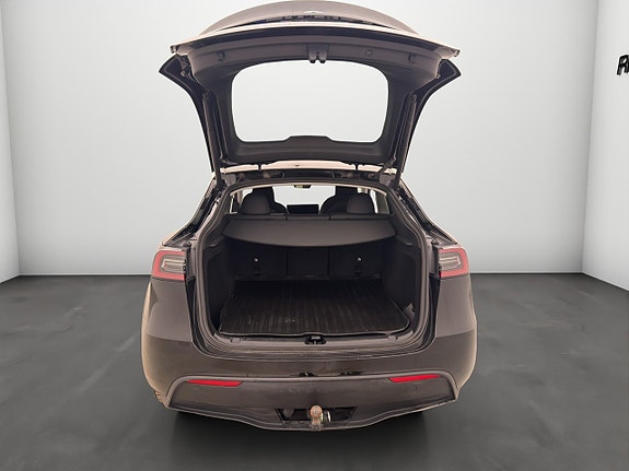 Tesla Model Y 25 of 27