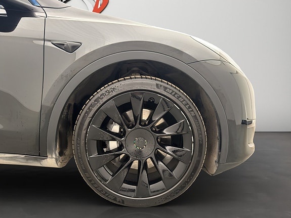 Tesla Model Y 24 of 27