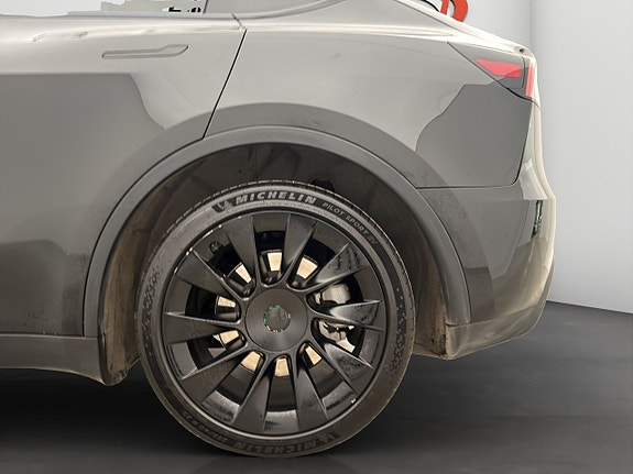 Tesla Model Y 21 of 27