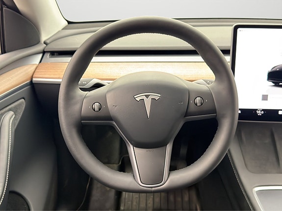 Tesla Model Y 14 of 27