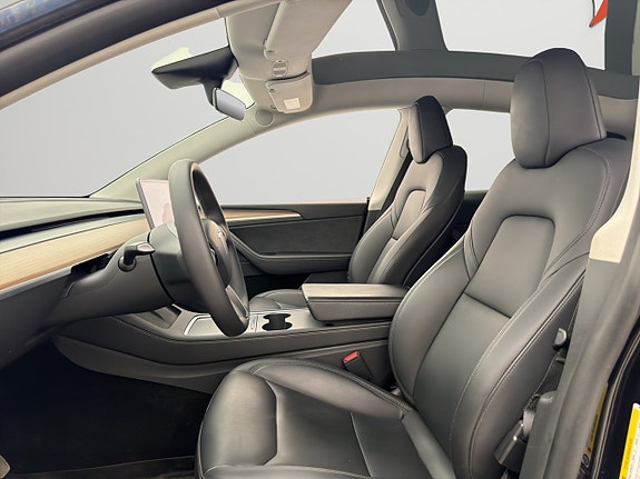 Tesla Model Y 11 of 27
