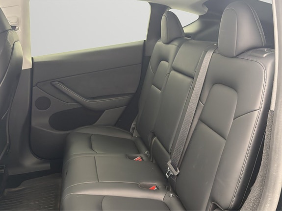 Tesla Model Y 20 of 27