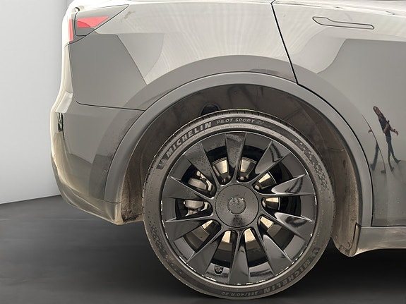 Tesla Model Y 23 of 27