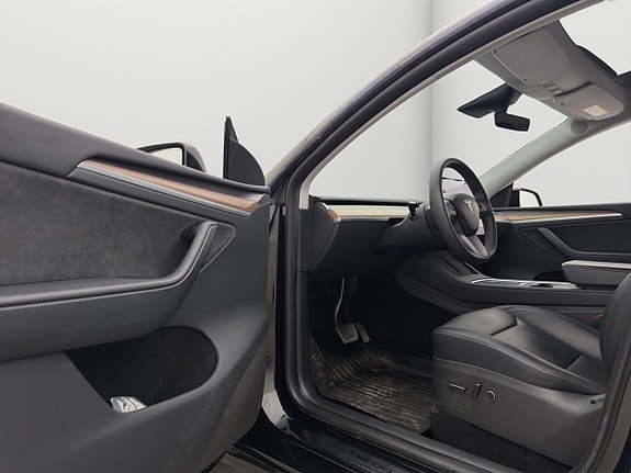 Tesla Model Y 10 of 27