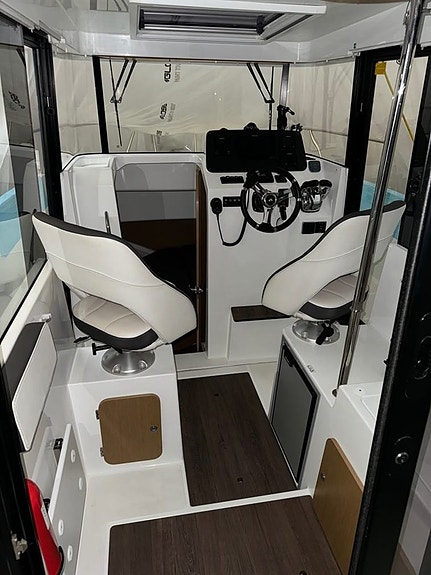 Beneteau Barracuda 8 | 2x Suzuki 150 APX 9 of 14