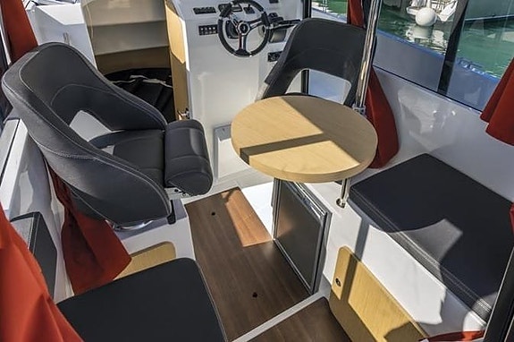 Beneteau Barracuda 8 | 2x Suzuki 150 APX 10 of 14