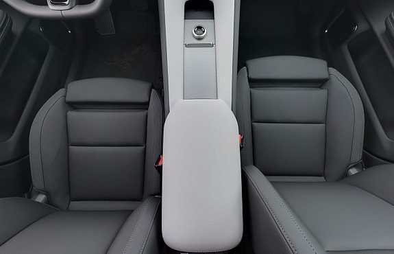 Polestar 4 9 of 16