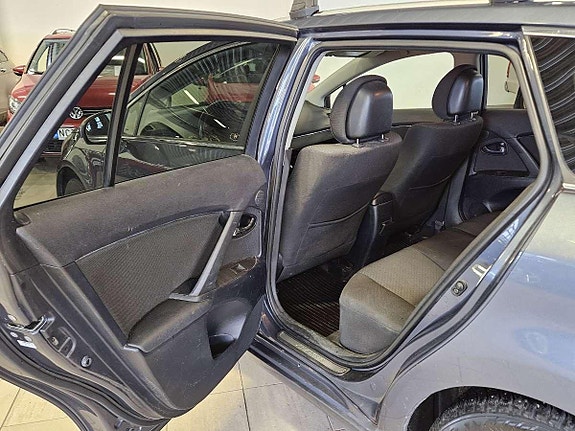 Toyota Avensis 9 of 15