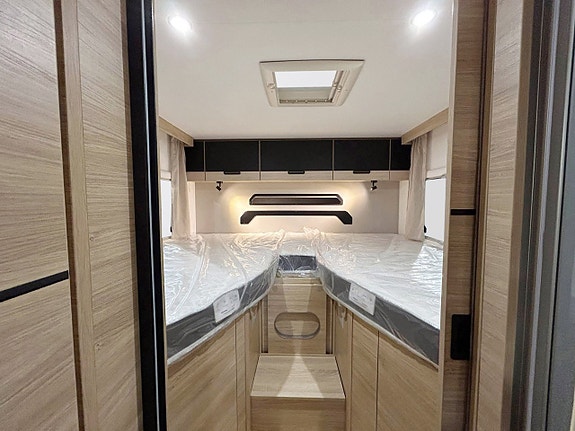 CHALLENGER 317 Graphite Edition 165hk AUTOMAT Långbädd Face-to-Face Adaptiv Farthållare 4100kg totalvikt 14 of 30