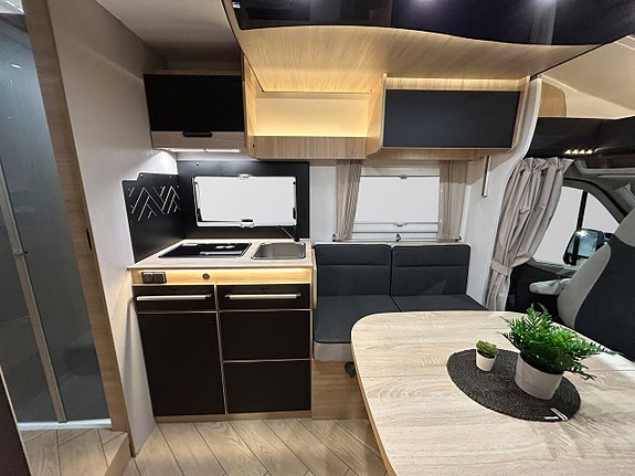 CHALLENGER 317 Graphite Edition 165hk AUTOMAT Långbädd Face-to-Face Adaptiv Farthållare 4100kg totalvikt 7 of 30