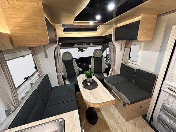 CHALLENGER 317 Graphite Edition 165hk AUTOMAT Långbädd Face-to-Face Adaptiv Farthållare 4100kg totalvikt 17 of 30