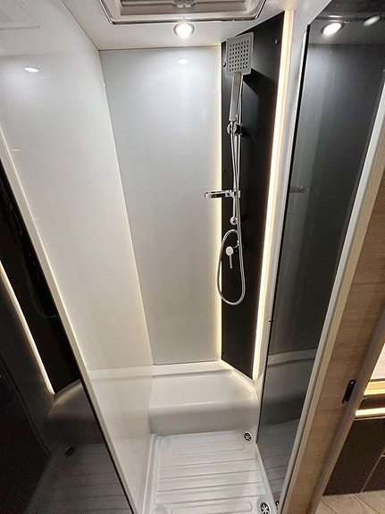 CHALLENGER 317 Graphite Edition 165hk AUTOMAT Långbädd Face-to-Face Adaptiv Farthållare 4100kg totalvikt 13 of 30