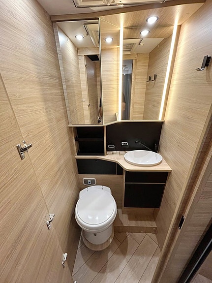 CHALLENGER 317 Graphite Edition 165hk AUTOMAT Långbädd Face-to-Face Adaptiv Farthållare 4100kg totalvikt 12 of 30