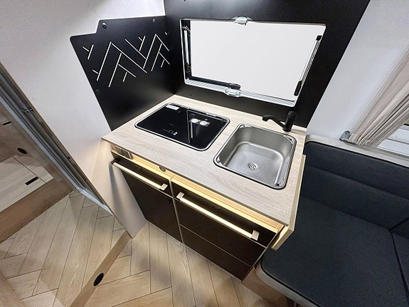 CHALLENGER 317 Graphite Edition 165hk AUTOMAT Långbädd Face-to-Face Adaptiv Farthållare 4100kg totalvikt 8 of 30