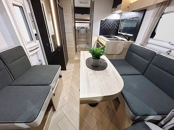 CHALLENGER 317 Graphite Edition 165hk AUTOMAT Långbädd Face-to-Face Adaptiv Farthållare 4100kg totalvikt 16 of 30