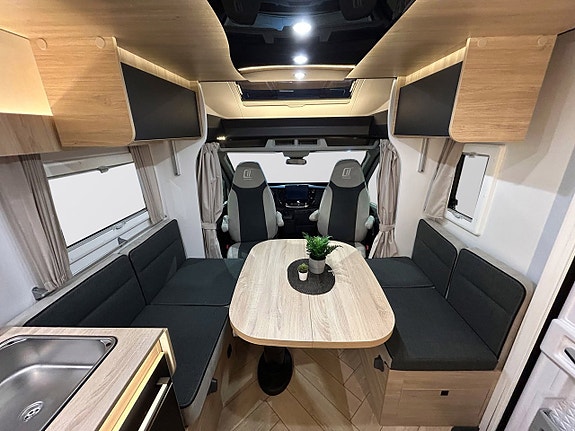 CHALLENGER 317 Graphite Edition 165hk AUTOMAT Långbädd Face-to-Face Adaptiv Farthållare 4100kg totalvikt 5 of 30
