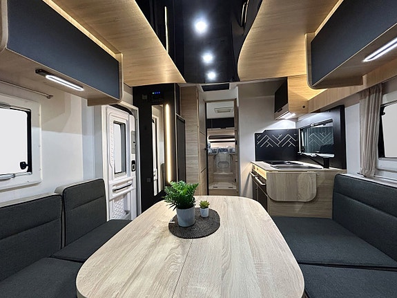 CHALLENGER 317 Graphite Edition 165hk AUTOMAT Långbädd Face-to-Face Adaptiv Farthållare 4100kg totalvikt 11 of 30