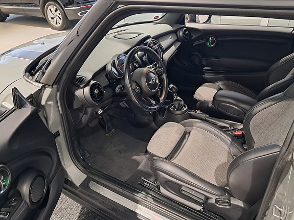 MINI Cooper 2 of 5
