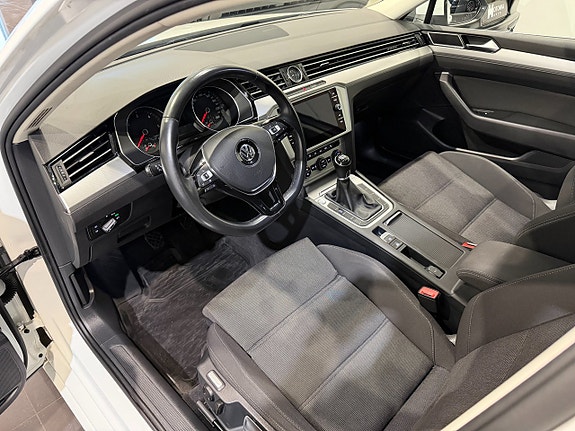 Volkswagen Passat 12 of 19