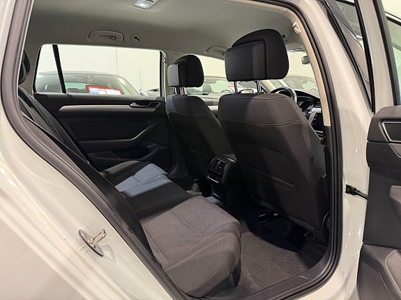 Volkswagen Passat 17 of 19