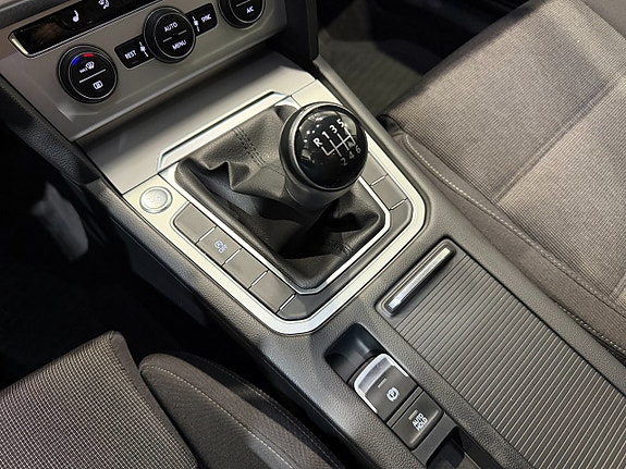 Volkswagen Passat 13 of 19