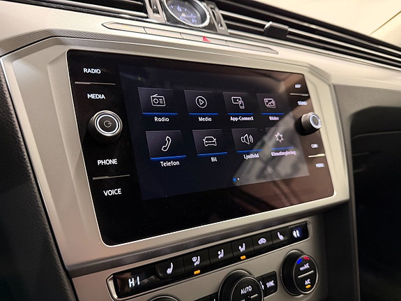 Volkswagen Passat 10 of 19
