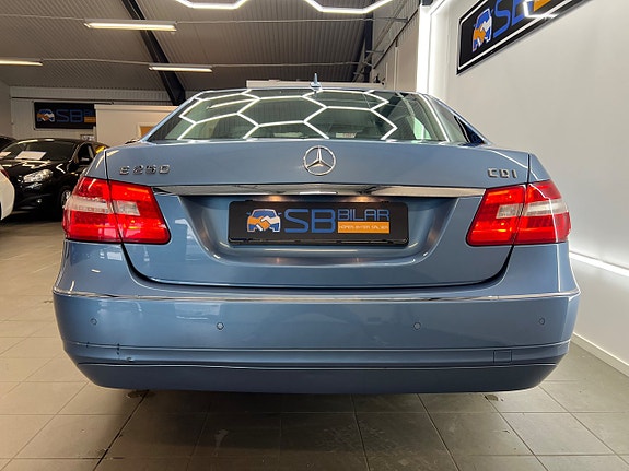 Mercedes-Benz E250 4 of 5