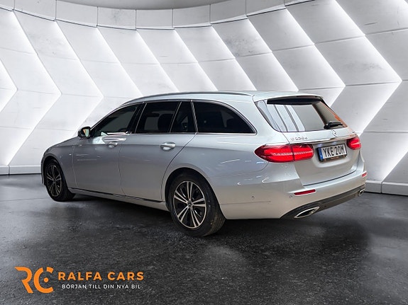 Mercedes-Benz E220 4 of 5