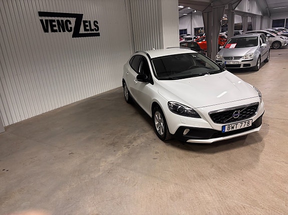 Volvo V40 Cross Country 2 of 10