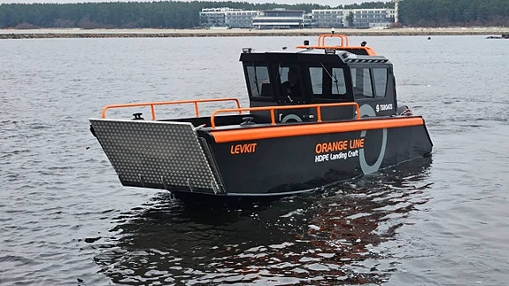 TS Boats hyttbåt med bogramp tillverkad i HDPE