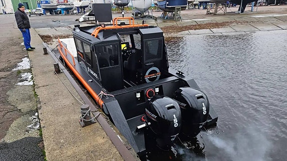 TS Boats hyttbåt med bogramp tillverkad i HDPE 4 of 11