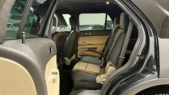 Ford Explorer 20 of 27