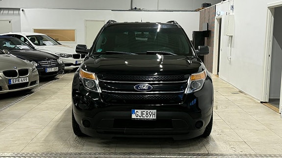 Ford Explorer 2 of 5