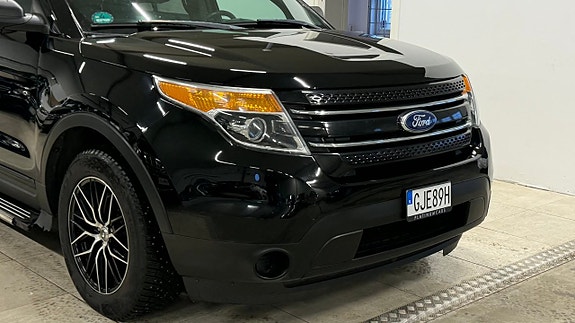 Ford Explorer 4 of 5