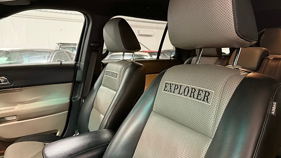 Ford Explorer 16 of 27