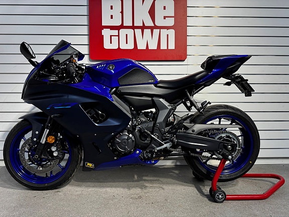 Yamaha R7 lågmilare med de rätta tillbehören