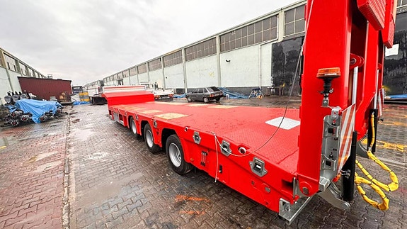 STU trailer 13600 med hydrauliska ramper.Kampanj NY