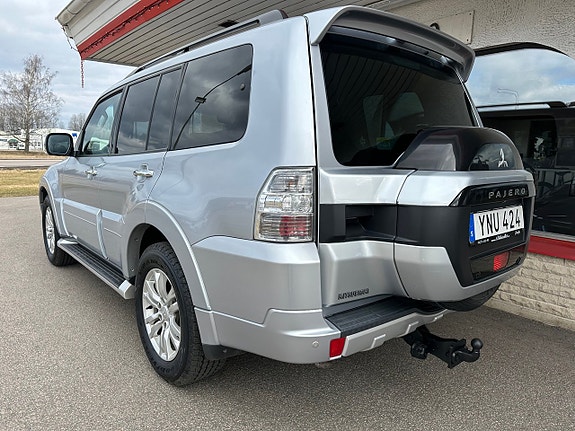 Mitsubishi Pajero 3 of 5