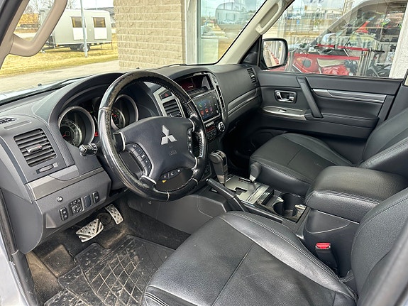 Mitsubishi Pajero 4 of 5