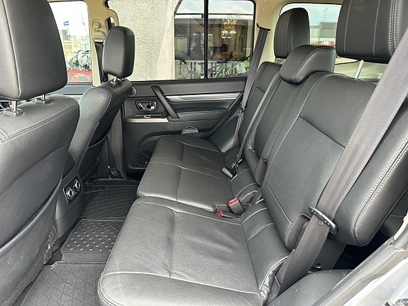Mitsubishi Pajero 6 of 30