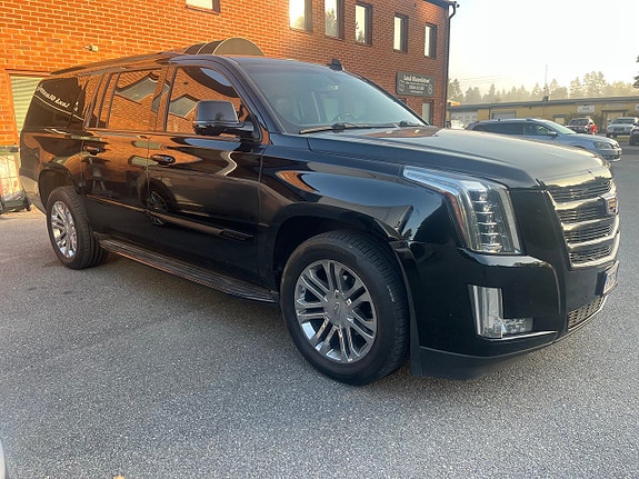 Cadillac Escalade 2 of 9