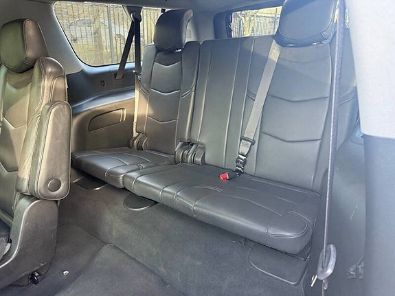 Cadillac Escalade 7 of 9