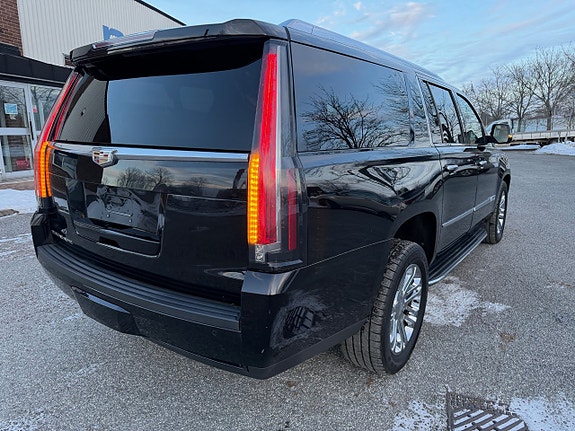 Cadillac Escalade 5 of 5