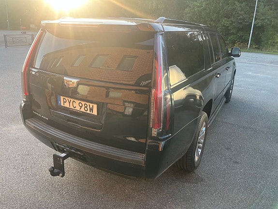 Cadillac Escalade 4 of 9