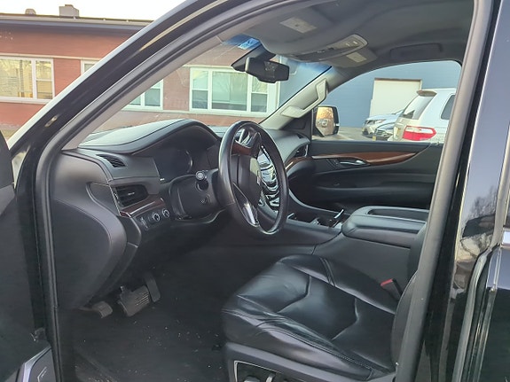 Cadillac Escalade 5 of 9